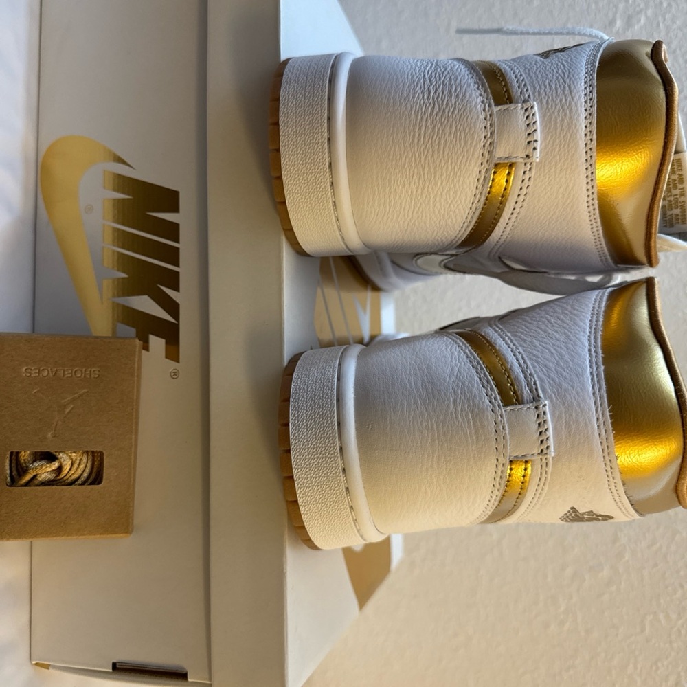 WMNS AIR JORDAN 1 RETRO HI OG FD2596 107 WHITE/METALLIC GOLD SIZE 9.5 - Picture 5 of 8